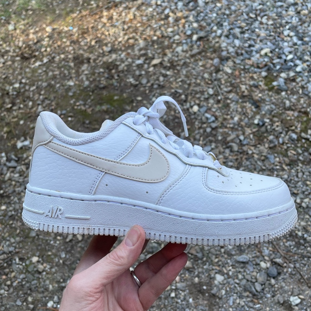 Nike Air Force 1 07” White Leather Shoes Size 6.5